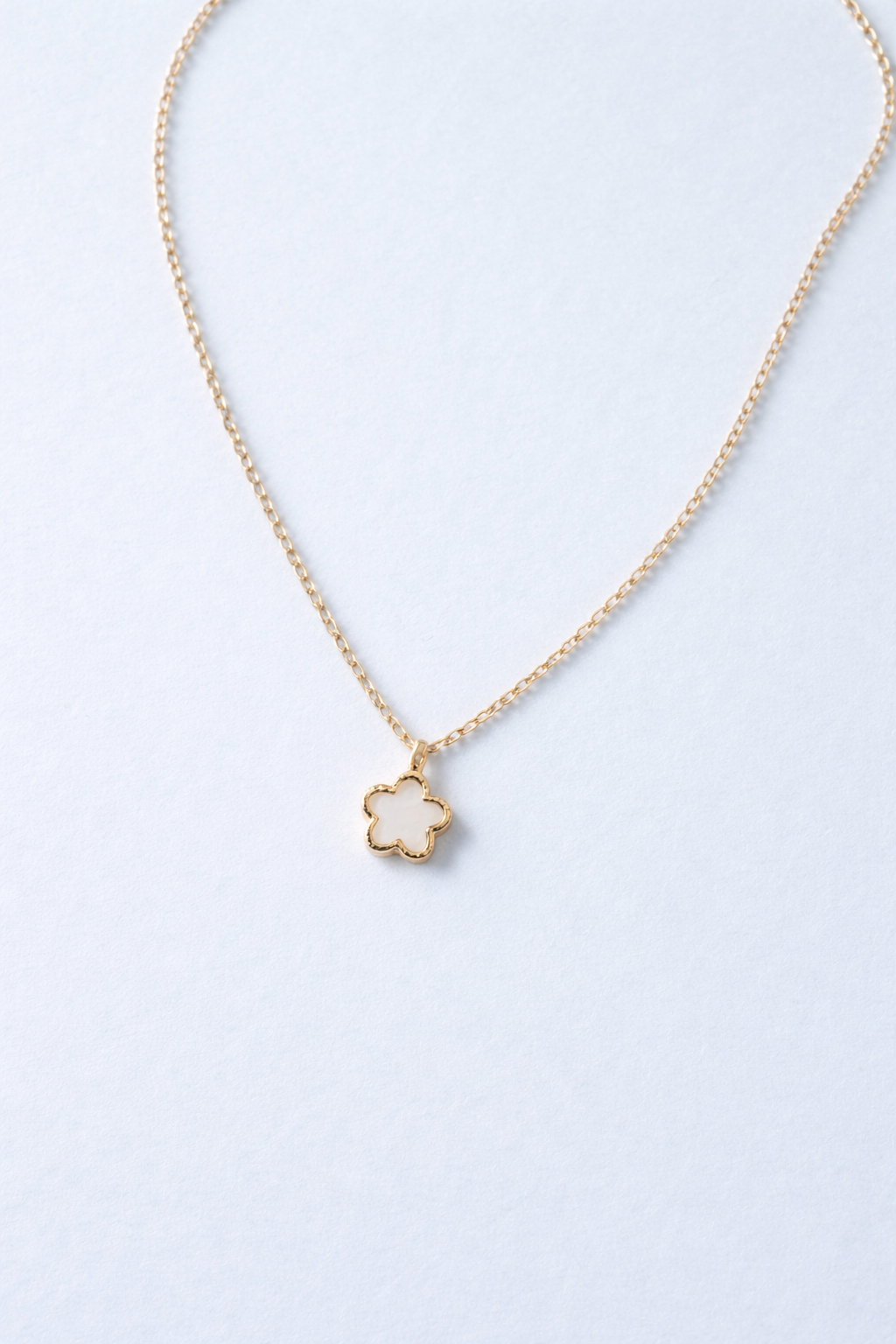 Minimalist Flower Necklace, Delicate Floral Gold Necklace, Classic Flower Pendant Necklace